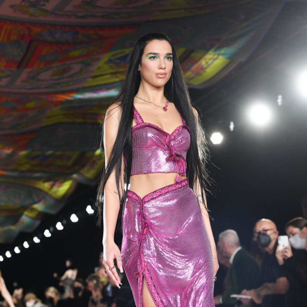 Versace: H Dua Lipa έκανε ντεμπούτο στο modeling στην ανοιξιάτικη συλλογή