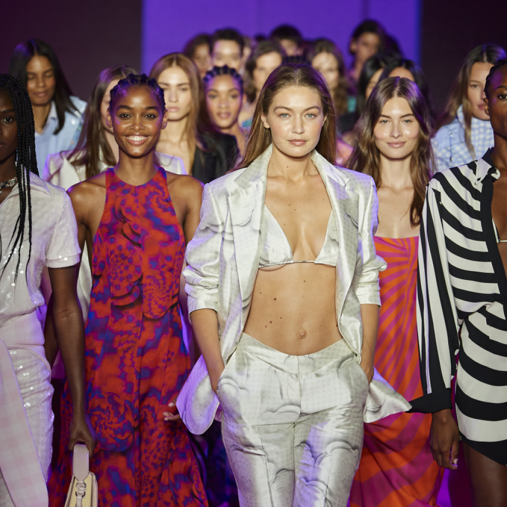 Brandon Maxwell S/S 2022: Fun χρώματα, ψυχεδελικά μοτίβα και λάμψεις