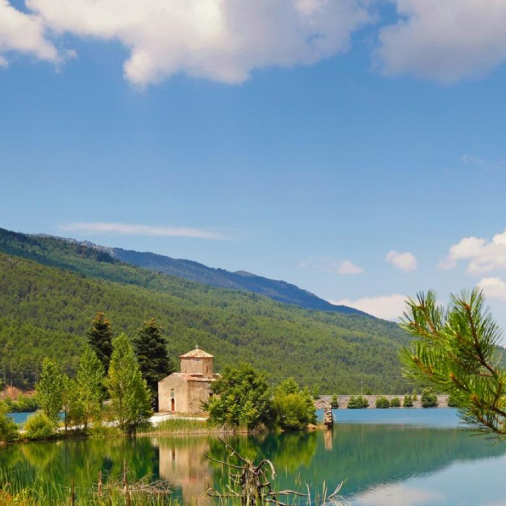 Πελοπόννησος: 4 μαγευτικές λίμνες για εναλλακτικές αποδράσεις