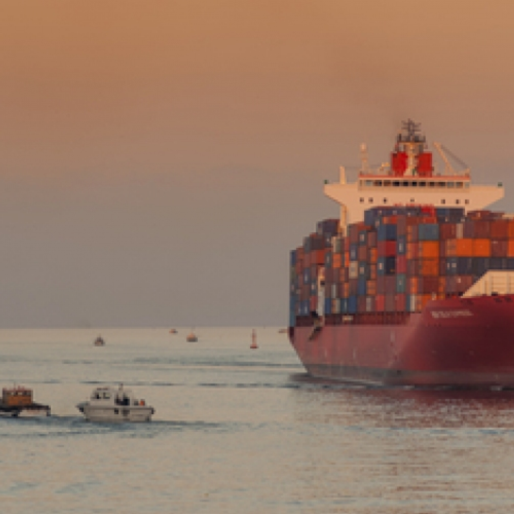 H Διώρυγα του Σουέζ μπλόκαρε ξανά - Όχι, δεν κάνουμε πλάκα: Μεγάλο κοντέινερ σταματά τη διέλευση πλοίων