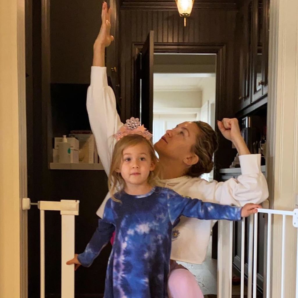 Έξω βρέχει αλλά μέσα μας παίζει το video της Kate Hudson με την 3χρονη κόρη της 