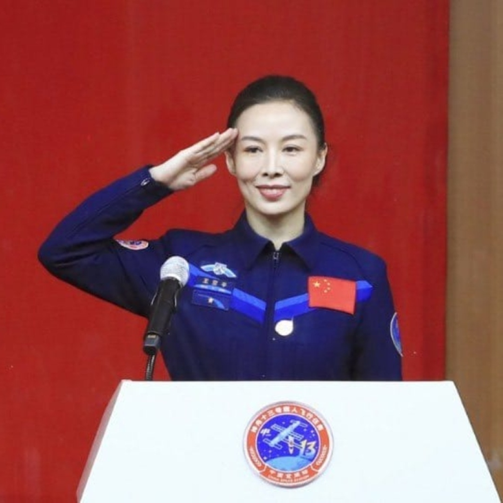 Η πρώτη Κινέζα που θα ταξιδέψει στο διάστημα, ακόμη απολογείται που είναι ταυτόχρονα αστροναύτης και γυναίκα
