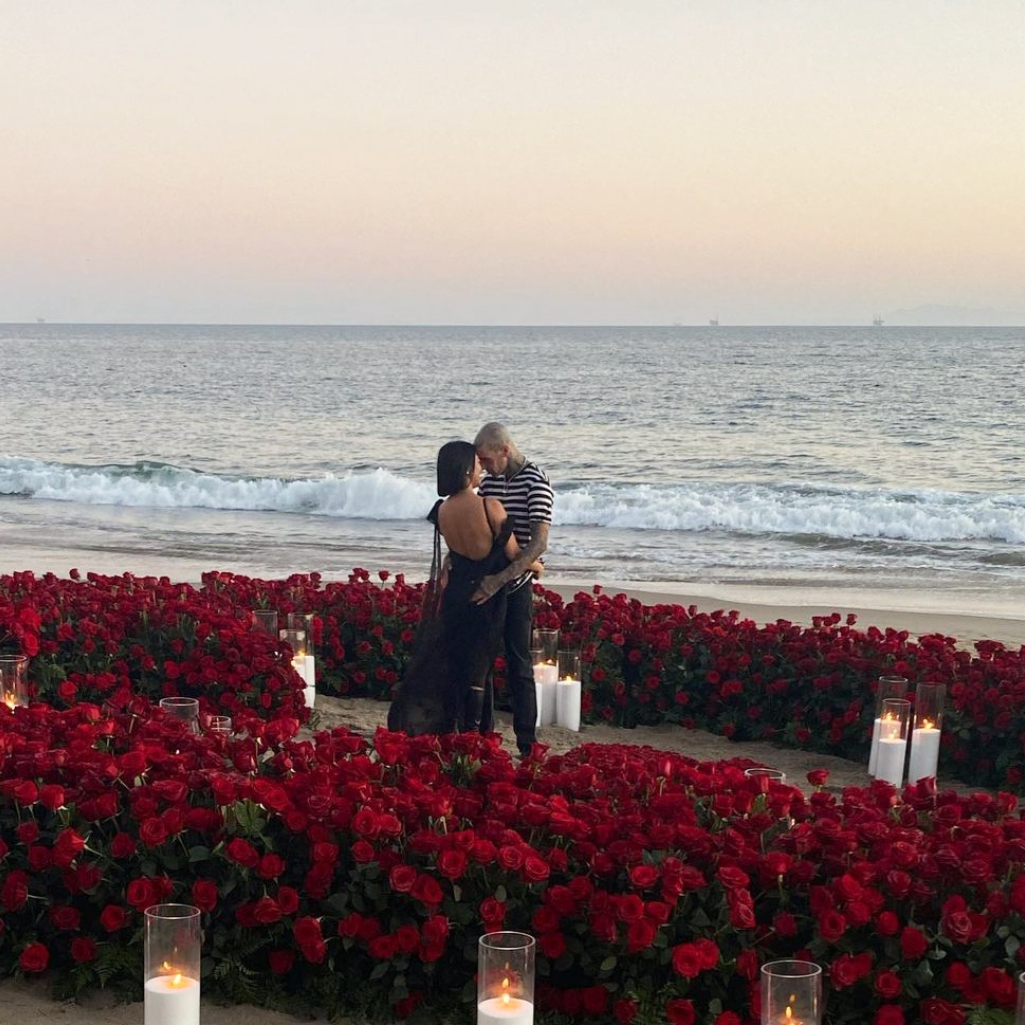 H Kourtney Kardashian και ο Travis Barker αρραβωνιάστηκαν - Η αναπάντεχη πρόταση γάμου και η έκπληξη της οικογένειας