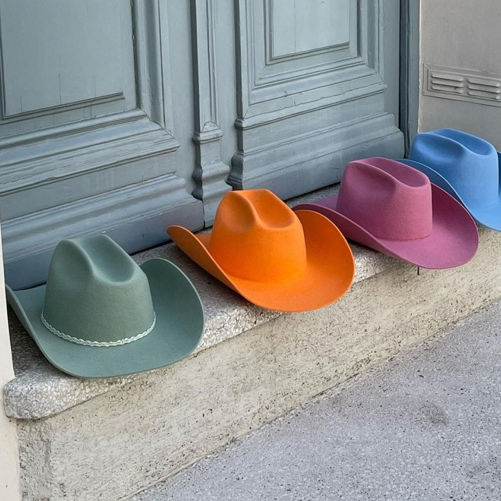Mother Hats: Τα πιο ανατρεπτικά καπέλα της πόλης, από τα χέρια μιας μαμάς