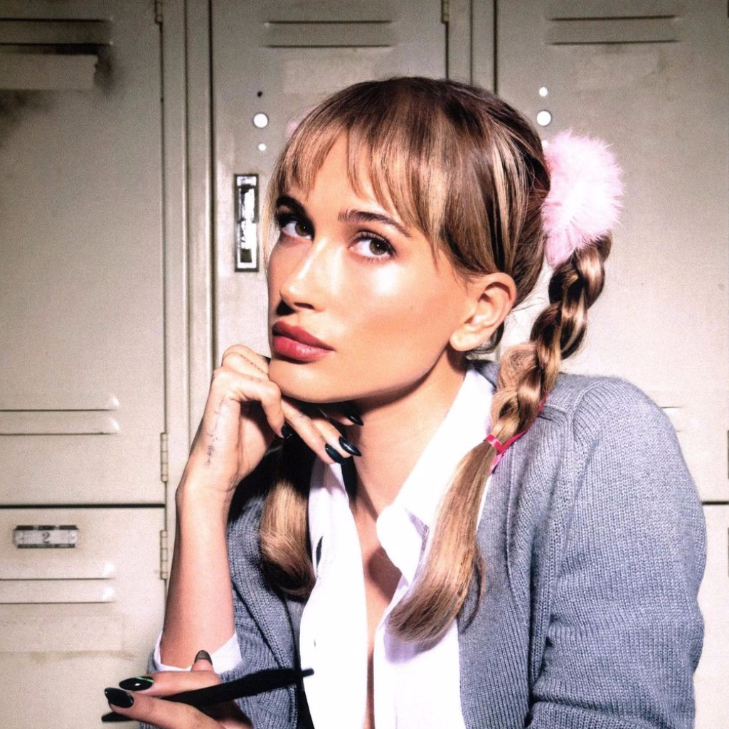 H Hailey Bieber μεταμορφώνεται σε Britney Spears για το Halloween και το αποτέλεσμα είναι μοναδικό