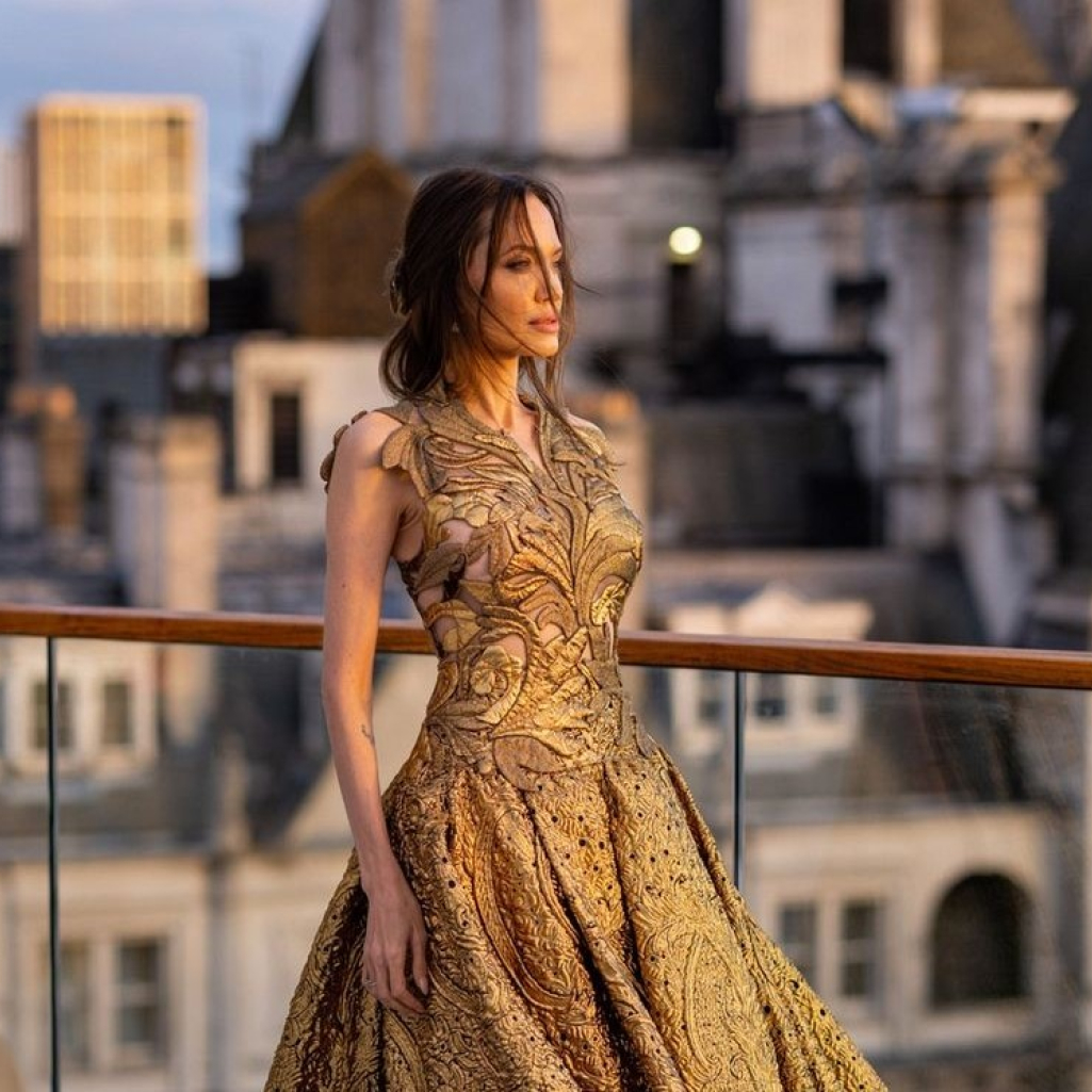 Η Angelina Jolie είναι μια πραγματική βασίλισσα μέσα στο χρυσό της Valentino