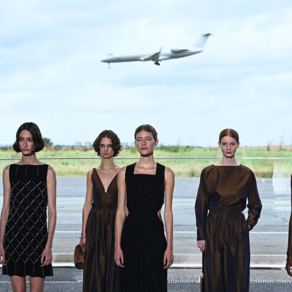«Ο ουρανός είναι δικός σου»: H ανοιξιάτικη συλλογή Hermès παρουσιάστηκε στο αεροδρόμιο