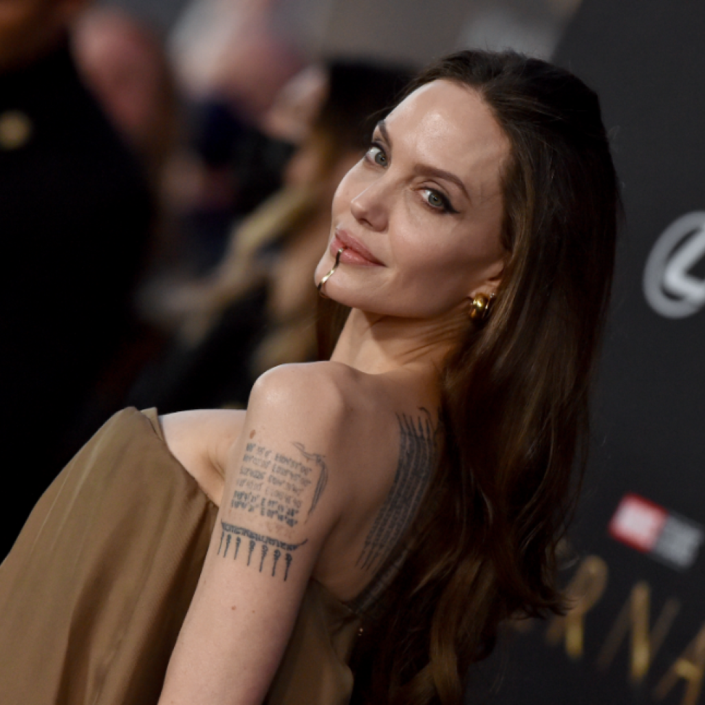 Η Angelina Jolie έντυσε τα παιδιά της με vintage δικά της ρούχα και έλαμψαν μαζί στο κόκκινο χαλί