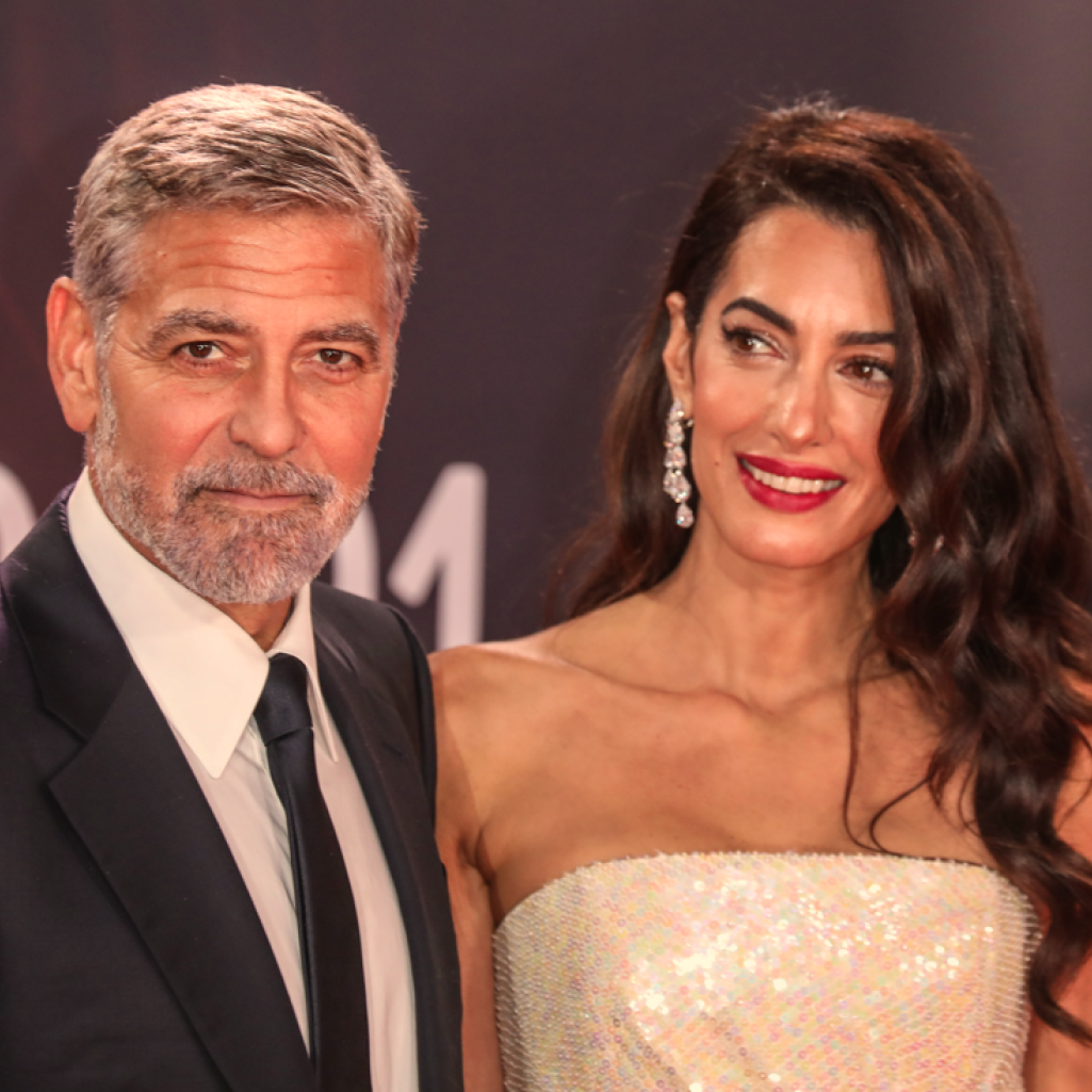 Το κινηματογραφικό φιλί της Amal και του George Clooney στο κόκκινο χαλί μας κάνει να πιστεύουμε στον έρωτα
