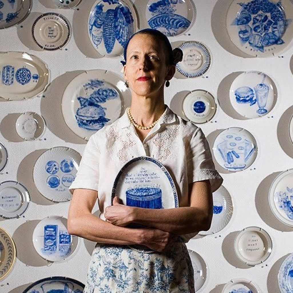 Julie Green: Η καλλιτέχνης που ζωγράφιζε σε πιάτα τα τελευταία γεύματα των θανατοποινιτών