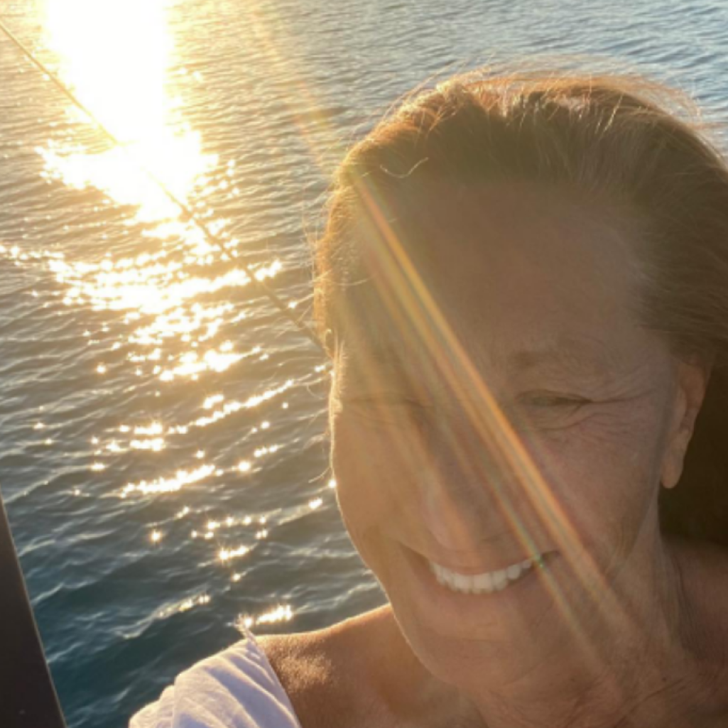Η Donna Karan έκανε διακοπές στην Ελλάδα γιατί εδώ βρίσκει «την ηρεμία μέσα στο χάος»