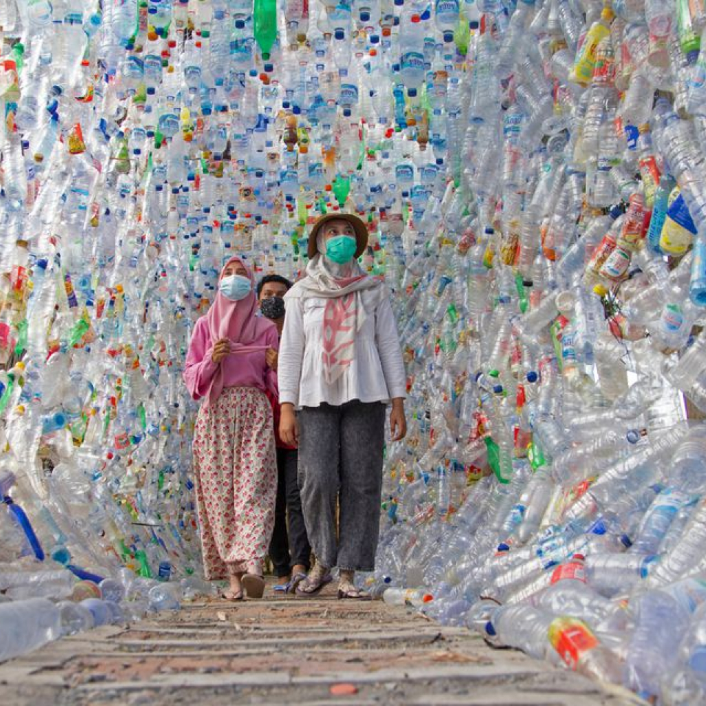 Μουσείο στην Ινδονησία φτιαγμένο από 10.000 πλαστικά αντικείμενα απεικονίζει την περιβαλλοντική κρίση της χώρας