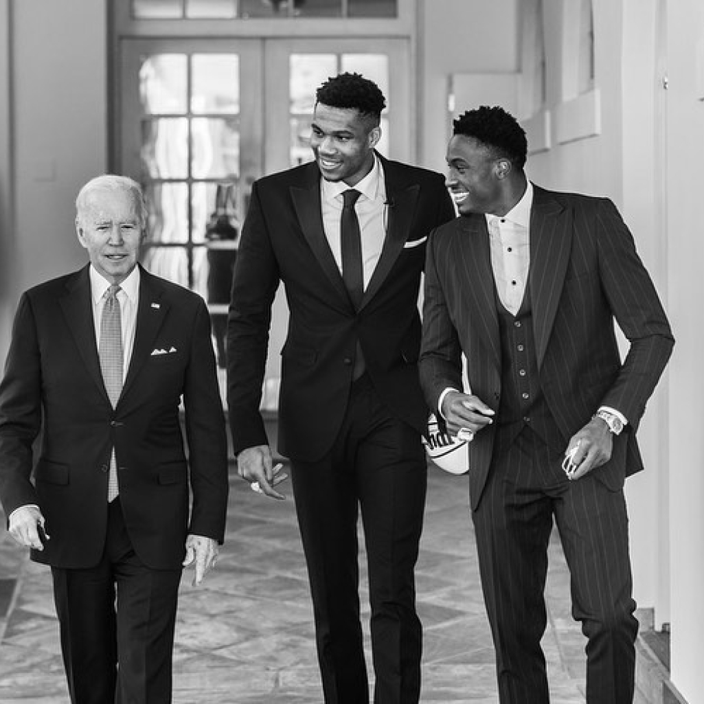 Biden σε Γιάννη Αντετοκούνμπο: «O πατέρας σου θα σε κοιτάζει από ψηλά και θα είναι περήφανος»