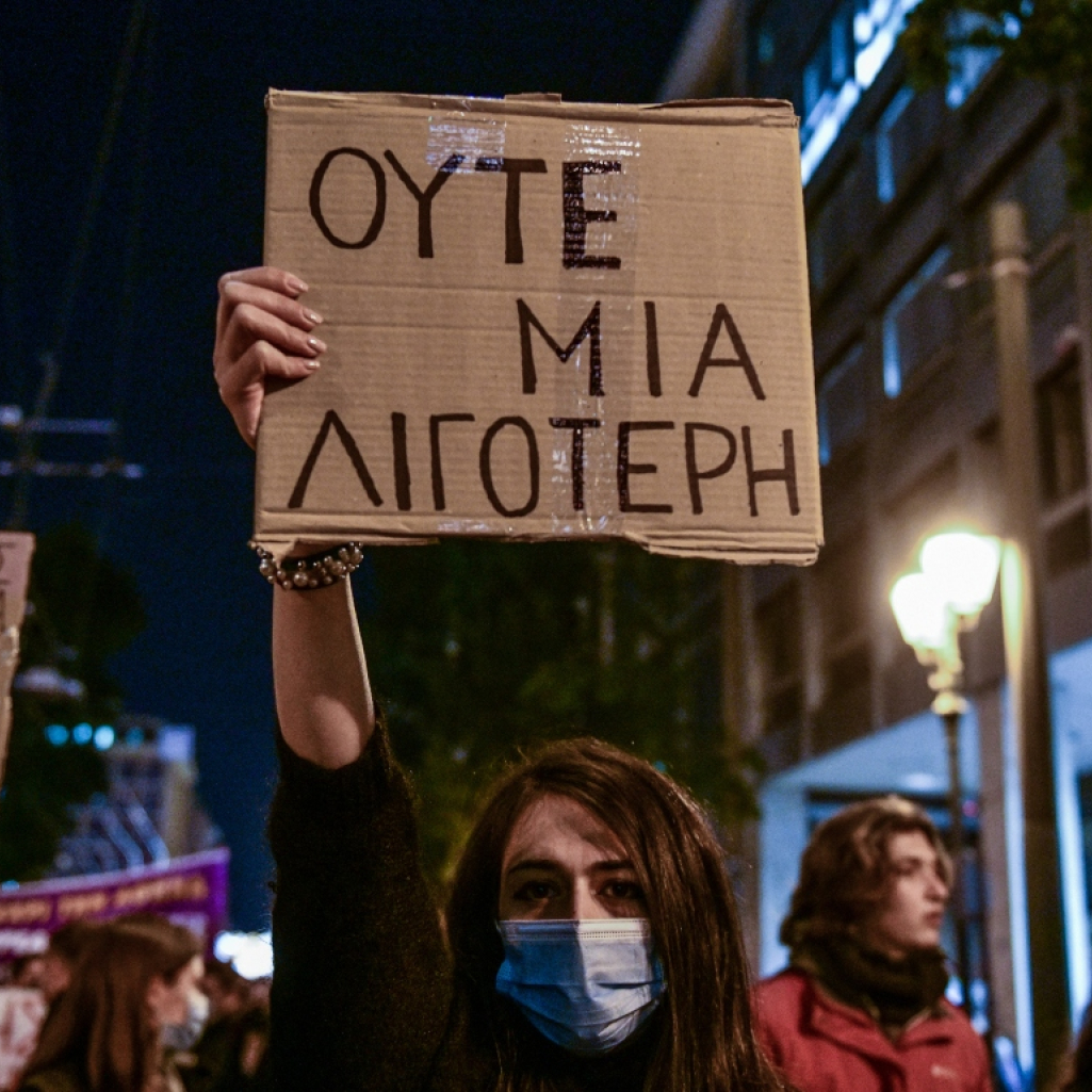 «Ούτε μία λιγότερη»: Η μεγάλη πορεία των γυναικών της Αθήνας σε φωτογραφίες