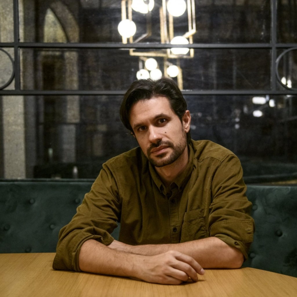 Ορφέας Αυγουστίδης: «Η τέχνη με προστάτευσε. Αποποινικοποίησε τον τρόπο που σκέφτομαι»