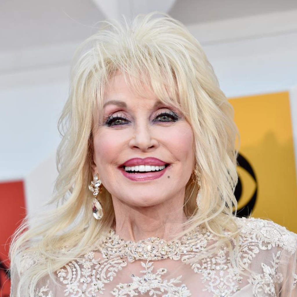 «Να βρείτε έναν σύντροφο να σας στηρίζει σαν τον δικό μου»: Η Dolly Parton σε μια σπάνια throwback φωτογραφία με τον Carl Dean 