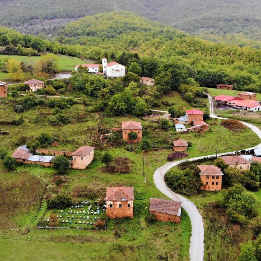 Γάβρος Καστοριάς: Το ερειπωμένο χωριό με το κινηματογραφικό σκηνικό