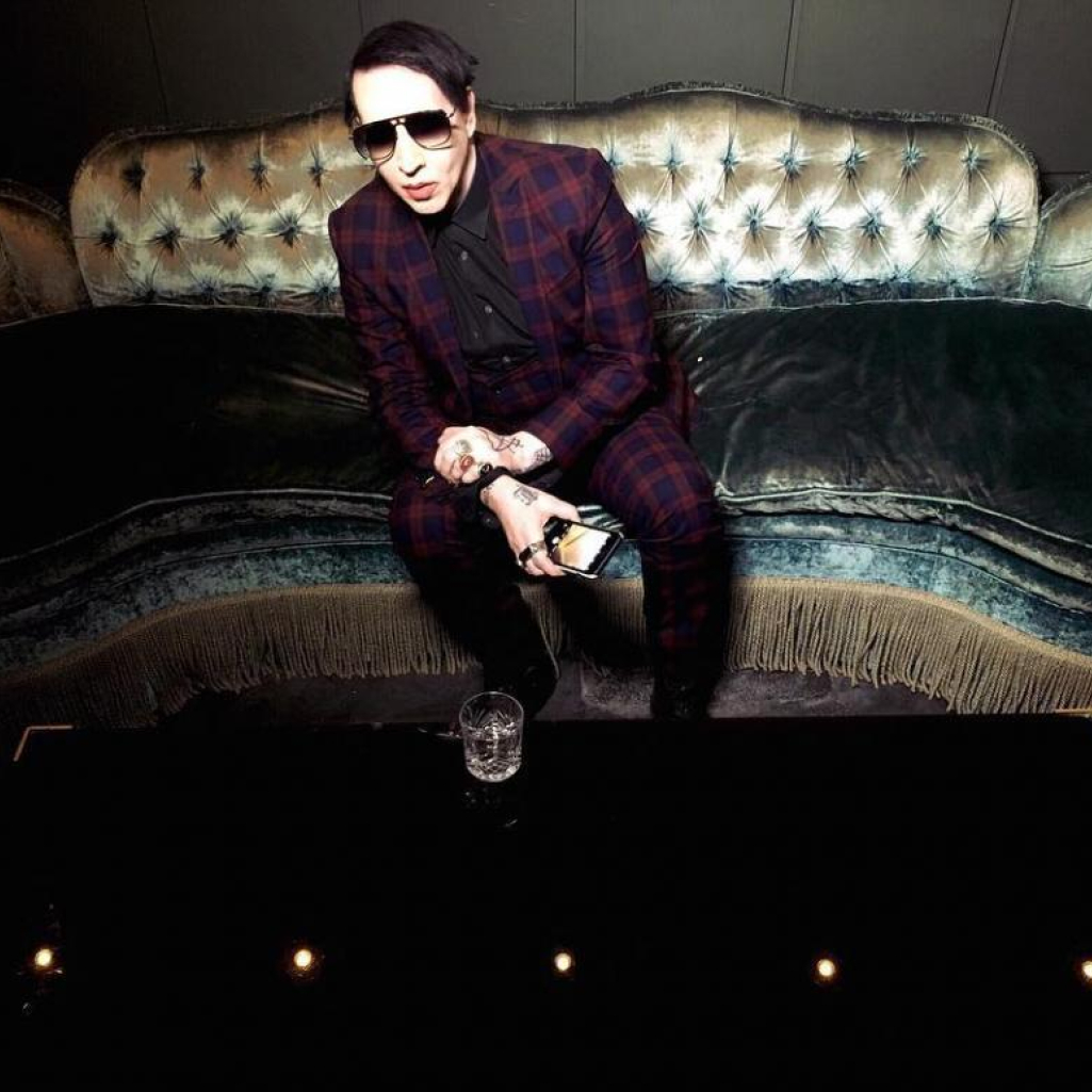 Το διαμέρισμα του Marilyn Manson είναι γεμάτο «αίμα, σβάστικες και κομμένες φωτογραφίες από περιοδικά πορνό»