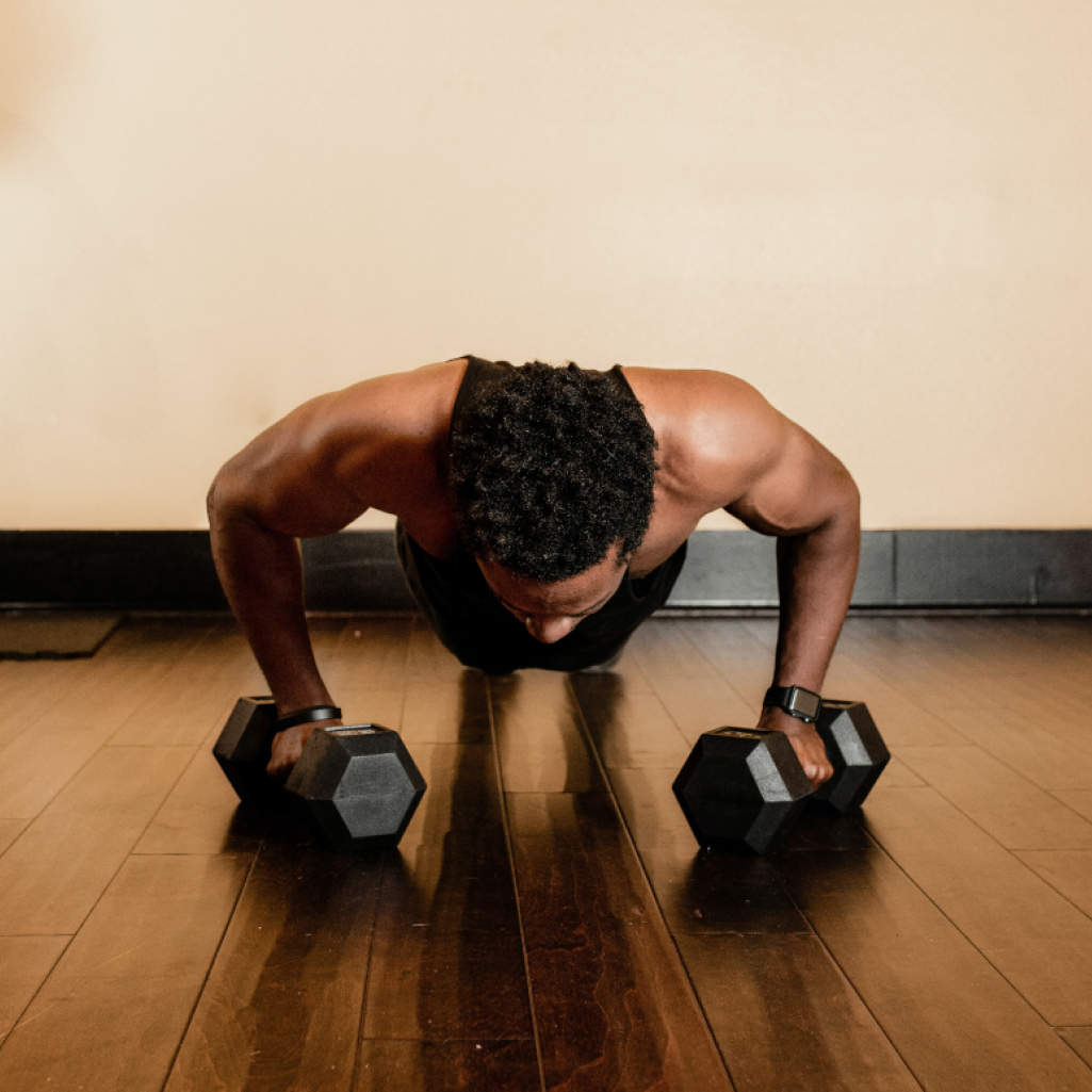 Ο «νονός του bodybuilding» δίνει το push up hack που θα σε βοηθήσει να χτίσεις μυϊκή μάζα