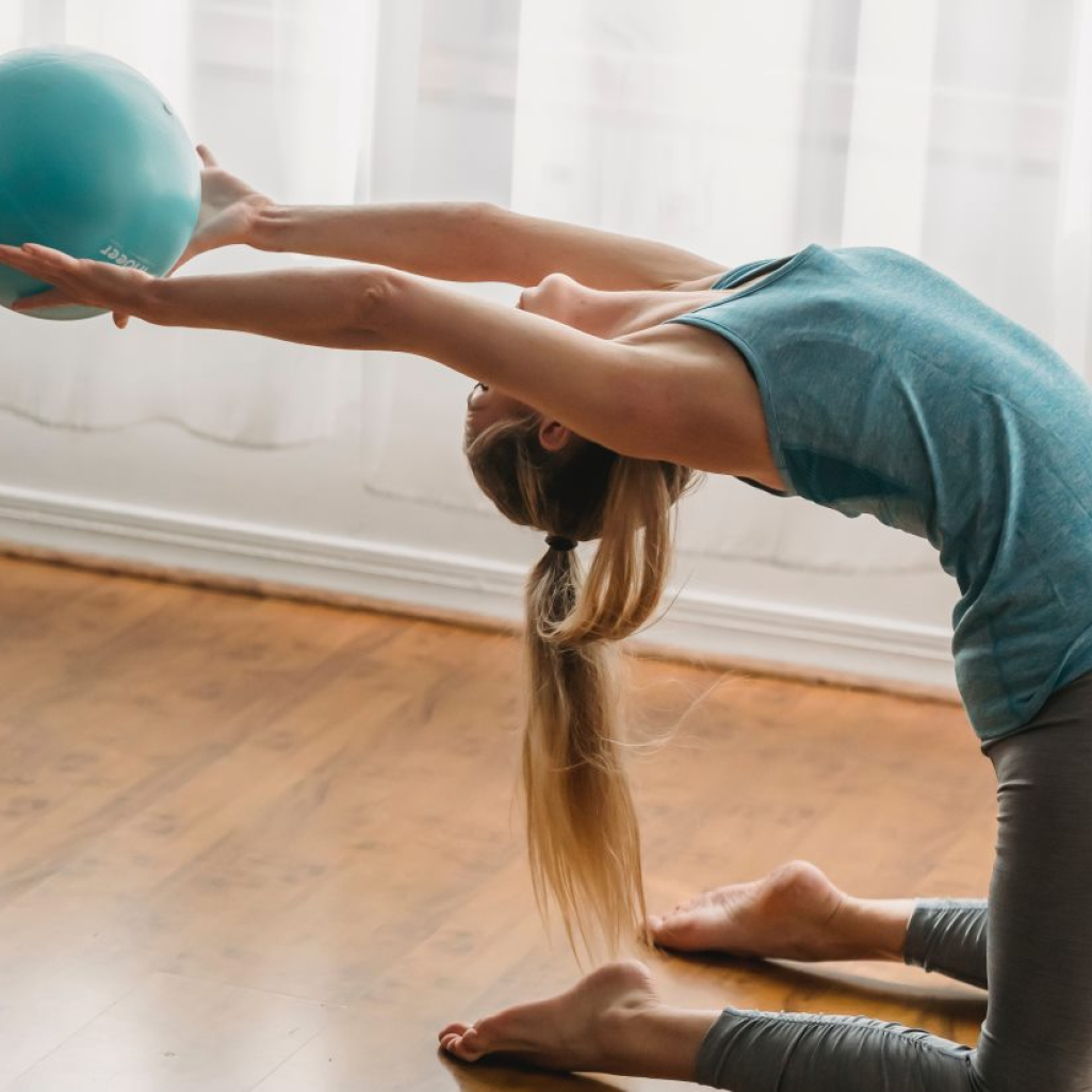 Η Yoga & Pilates Teacher Ιωάννα Κολιακουδάκη μας δείχνει ασκήσεις Pilates με μικρή μπάλα για γυμναστική στο σπίτι