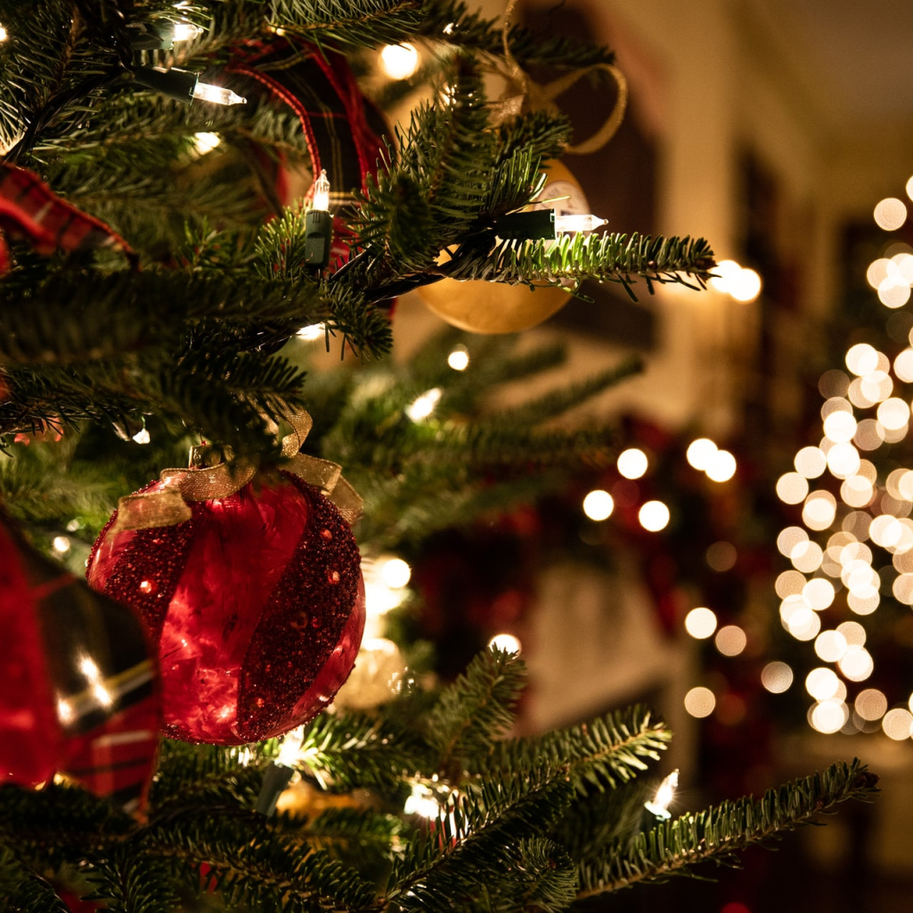 Πώς να γεμίσετε τα κενά στο χριστουγεννιάτικο δέντρο σας χωρίς να αγοράσετε στολίδια