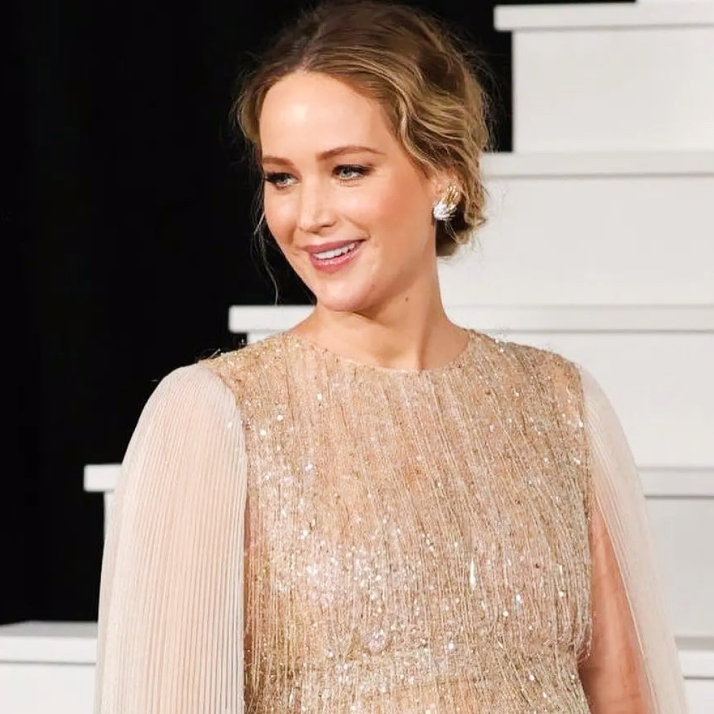 Μια πολύ έγκυος Jennifer Lawrence έκλεψε την παράσταση στο κόκκινο χαλί με χρυσή τουαλέτα Dior
