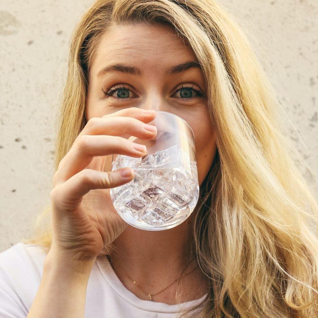 Πώς να πίνετε περισσότερο νερό -και πόσο πραγματικά χρειάζεστε