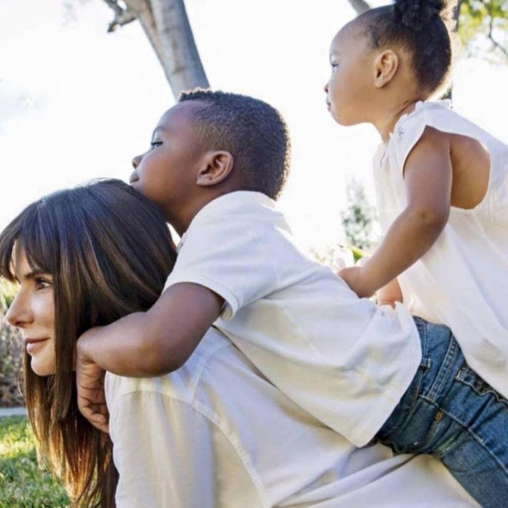 Η Sandra Bullock παραδέχτηκε πως δεν ήταν αρκετά προετοιμασμένη για να μεγαλώσει δύο μαύρα παιδιά