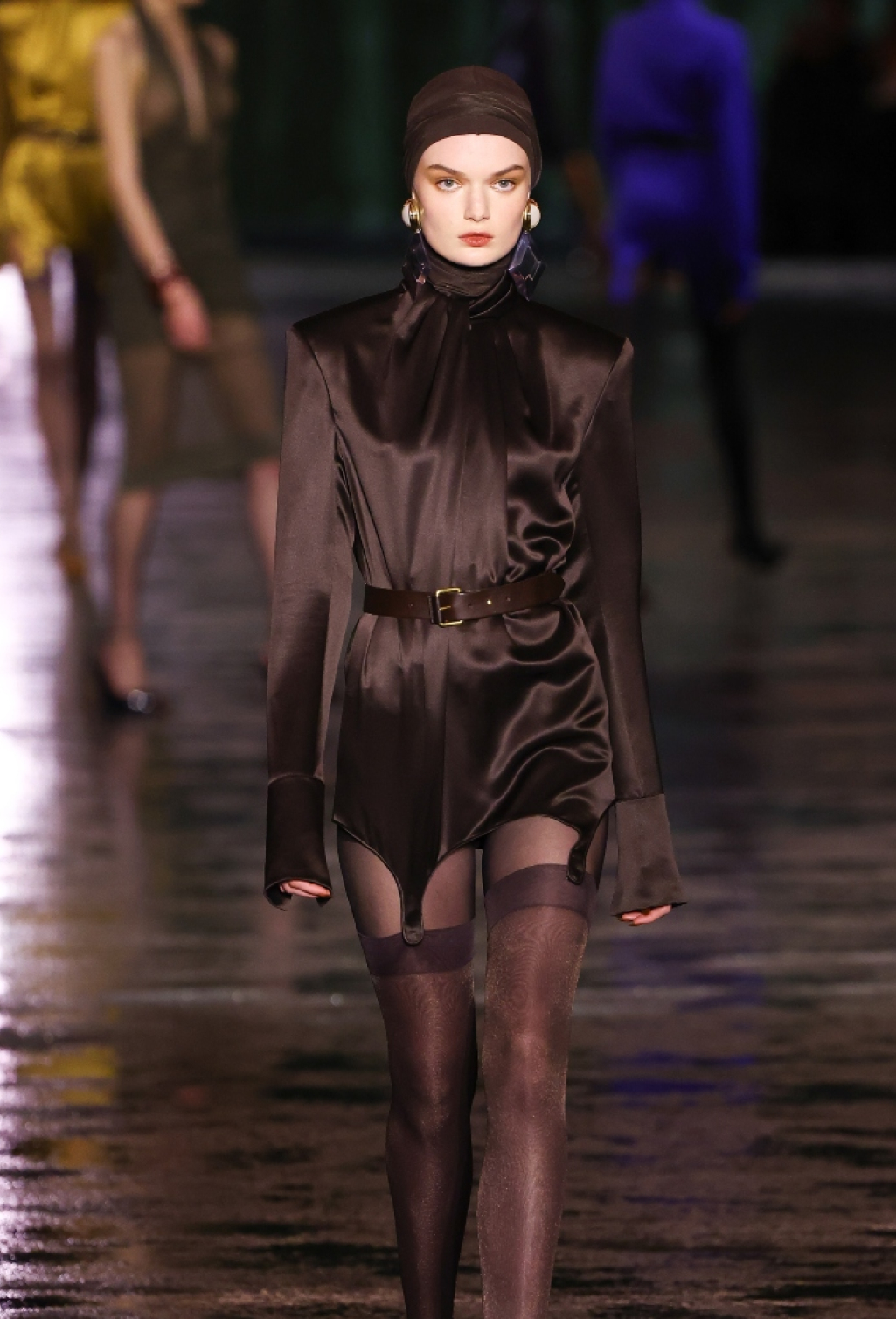 PFW: O Saint Laurent «τιμά» το γυναικείο σώμα, στην πιο απελευθερωμένη εκδοχή του
