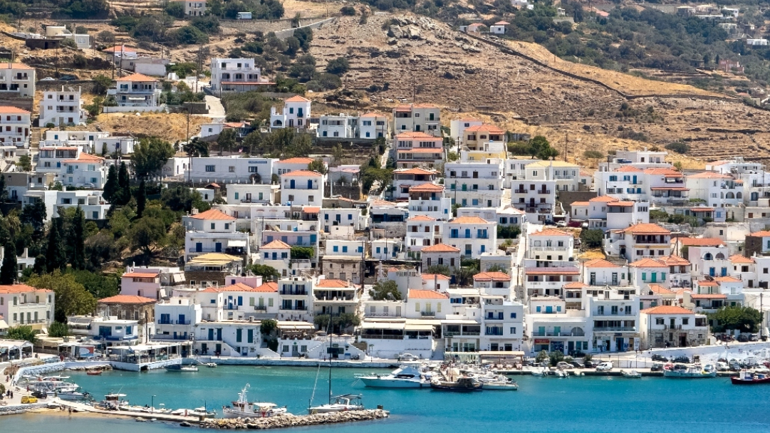 Το νησί με λίμνη και καταρράκτες που δεν θυμίζει σε τίποτα τις Κυκλάδες