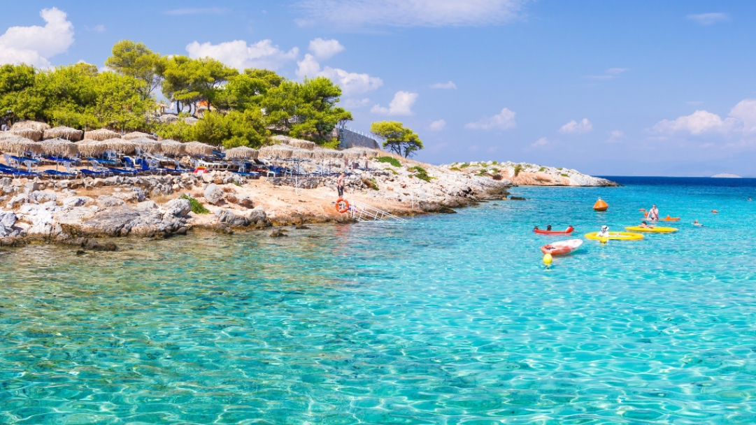 5 σύντομες αποδράσεις από την Αθήνα για να συνδυάσετε μπάνιο και φαγητό