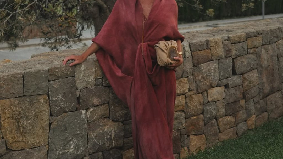 Καλεσμένη σε καλοκαιρινό γάμο: Τι να φορέσεις για να είσαι κομψή χωρίς να υποφέρεις από τη ζέστη