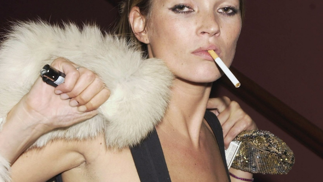 Γιατί το κάπνισμα δείχνει να γίνεται ξανά «cool» στα social media και την pop culture