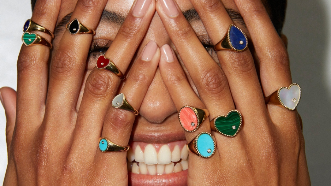 Όταν το fine jewelry συναντά το parisian cool: Η Yvonne Léon στον SERKOS