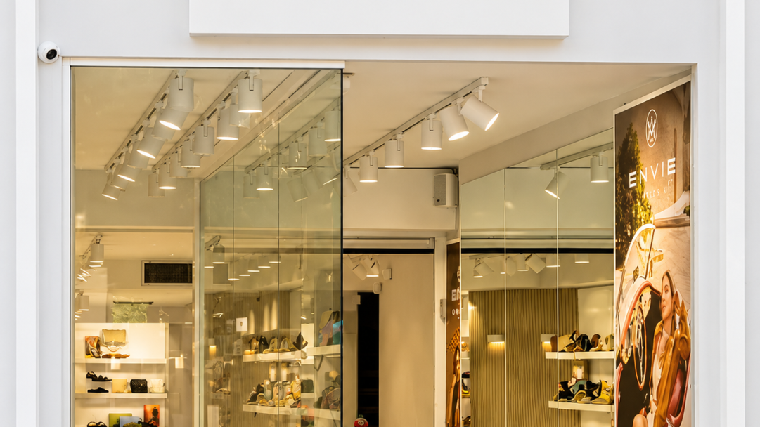 Feeling blue? Αυτά τα σχέδια από την νέα συλλογή Envie Shoes στο πιο αισιόδοξο χρώμα του καλοκαιριού θα σου φτιάξουν διάθεση και στυλ