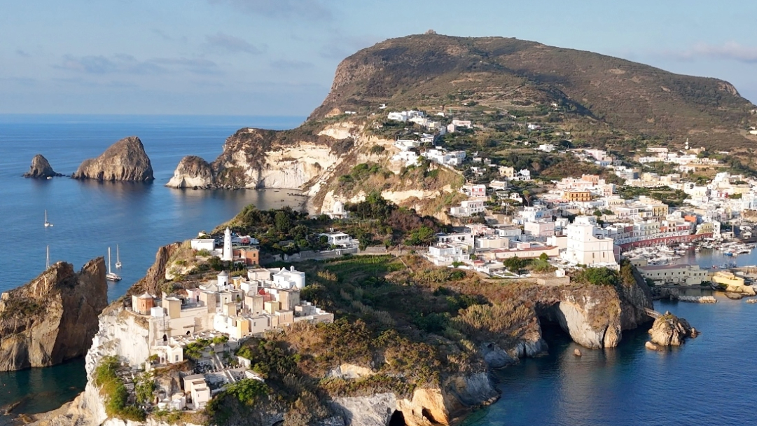 Το υποτιμημένο νησί της Ιταλίας με τα τιρκουάζ νερά και τις εντυπωσιακές σπηλιές