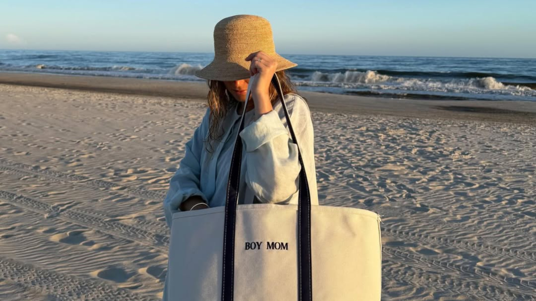 Boat Bag: Η τσάντα των ’90s επιστρέφει και γίνεται το απόλυτο αξεσουάρ της σεζόν