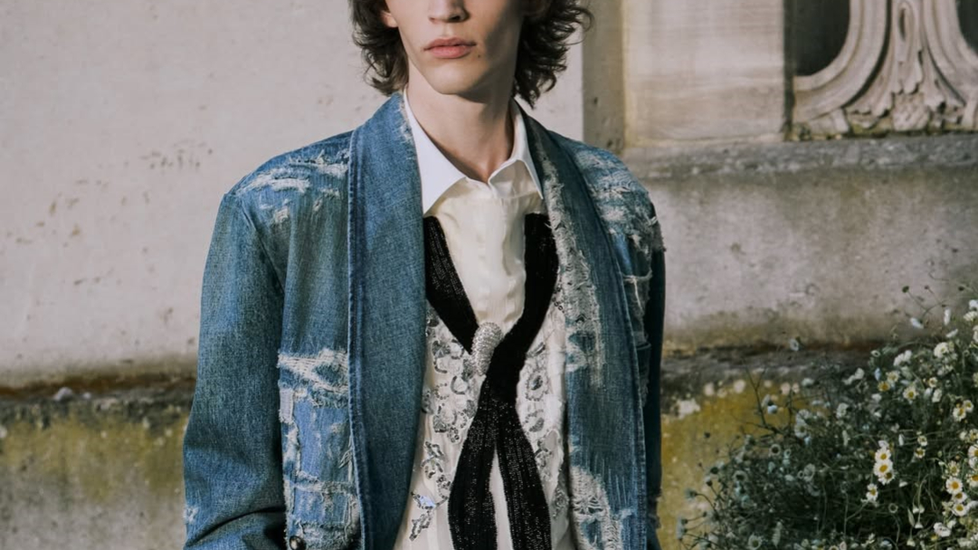 Dior Men's SS 2027: Ο Τζόναθαν Άντερσον «πάντρεψε» την αριστοκρατική παράδοση και τη σύγχρονη rave κουλτούρα