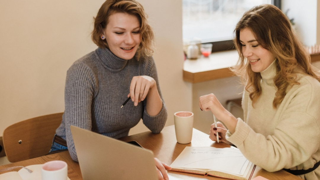 Η Gen Z κερδίζει περισσότερα χρήματα συγκριτικά με τους millennials στην ίδια ηλικία, σύμφωνα με νέα μελέτη