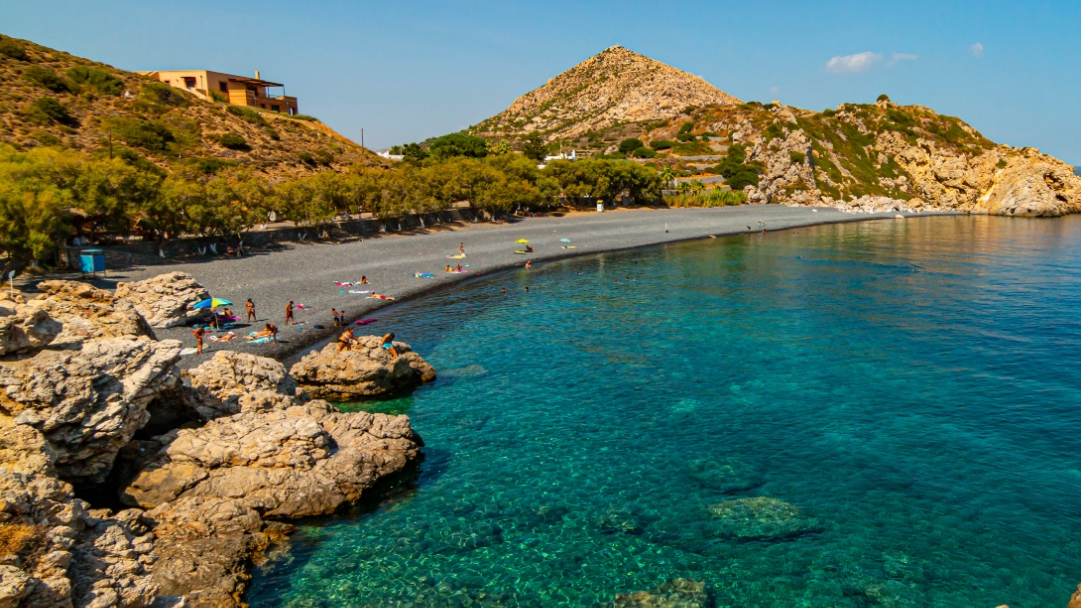 Μαύρα Βόλια: Η «μαύρη» παραλία της Χίου που δεν μοιάζει με καμία άλλη