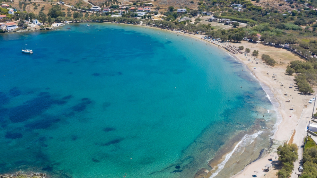 10 παραλίες ιδανικές για οικογένειες σε 10 νησιά των Κυκλάδων