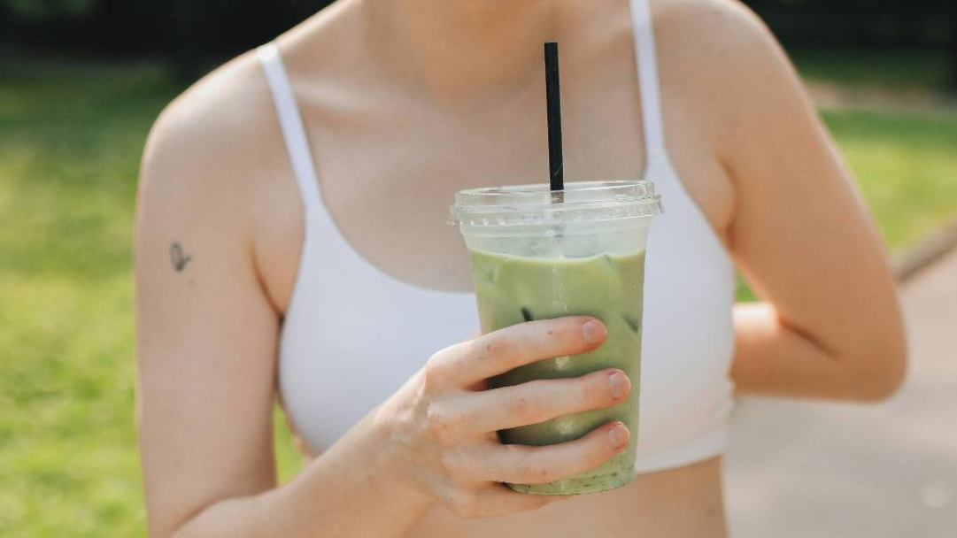 4 τρόποι με τους οποίους το matcha μπορεί να επηρεάσει την υγεία σου αν το παρακάνεις