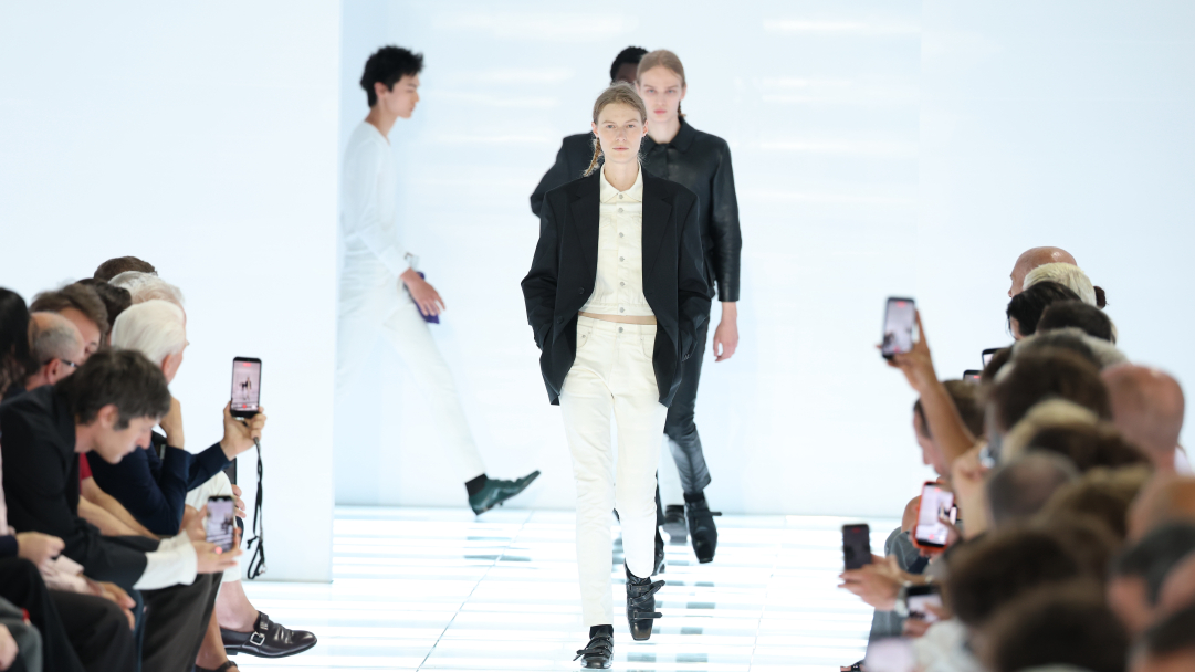 Prada Men's Spring 2027: Η νέα συλλογή φέρνει '00s vibes και δεν μοιάζει καθόλου ξεπερασμένη