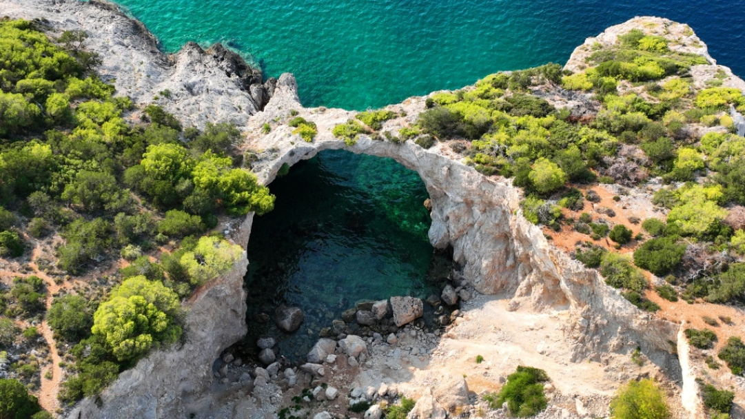 Το «Γαλάζιο Παράθυρο» στον Κορινθιακό που λίγοι γνωρίζουν