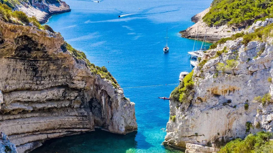 Κρυστάλλινα νερά και μεσαιωνική γοητεία: Πέντε μαγευτικά νησιά της Κροατίας
