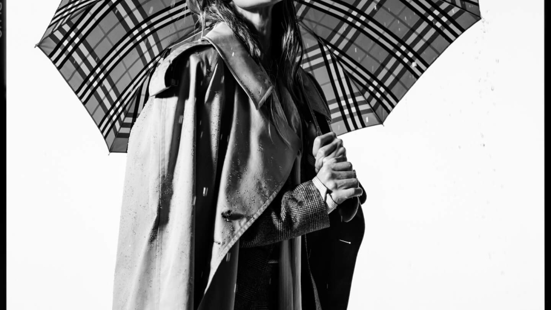 Το Burberry trench μπαίνει στο μουσείο: Η έκθεση - ωδή στα 170 χρόνια ιστορίας του εμβληματικού σχεδίου του οίκου