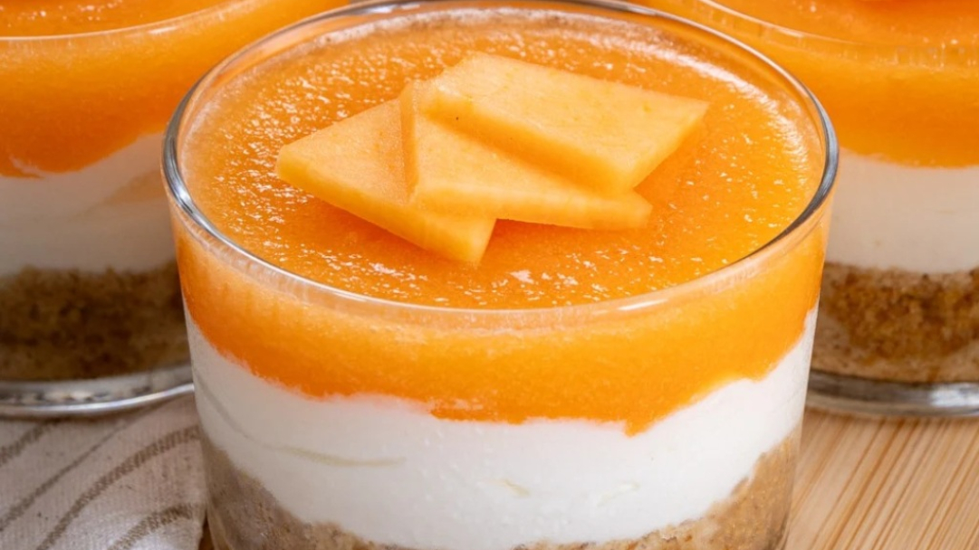 Mini cheesecake με πεπόνι: Το δροσερό καλοκαιρινό γλυκό χωρίς ψήσιμο που θα λατρέψεις