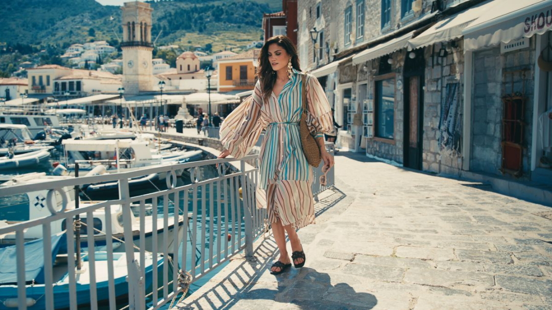 Η Μαίρη Συνατσάκη παρουσιάζει τη νέα συλλογή #MairibooForEnvie με την καμπάνια ‘Almyra’, μια νοσταλγική ωδή στο ελληνικό καλοκαίρι.