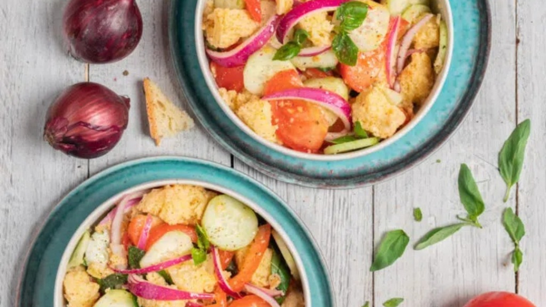 Panzanella: Η αυθεντική ιταλική σαλάτα με μπαγιάτικο ψωμί που θα λατρέψεις αυτό το καλοκαίρι