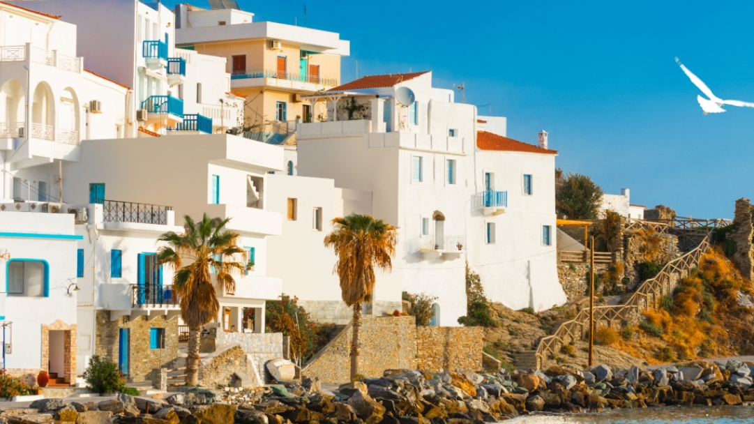 Ούτε η Μήλος, ούτε η Σαντορίνη: Αυτό το κυκλαδονήσι ανήκει στα ομορφότερα της Ευρώπης, σύμφωνα με το Generation Voyage